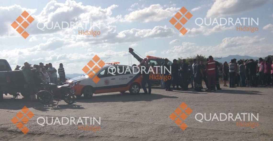 Mueren tres personas al caer su automóvil a canal en Hidalgo - auto-canal-hidalgo