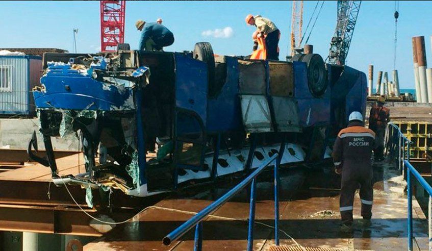 Al menos 16 muertos tras caer autobús de muelle en Rusia