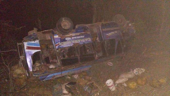 Al menos 16 muertos tras caer autobús de muelle en Rusia - autobus-rusia1