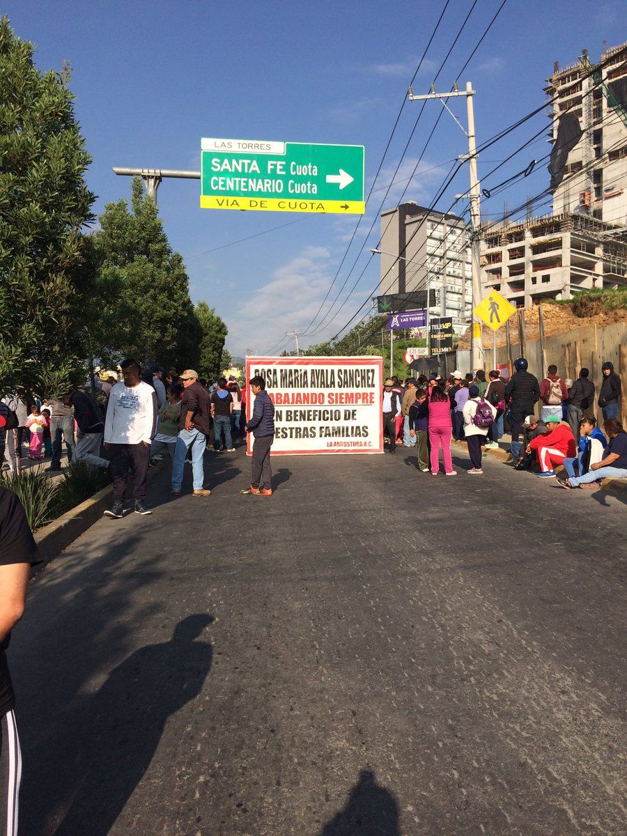 Vecinos cierran vialidad en Álvaro Obregón provocando caos vial