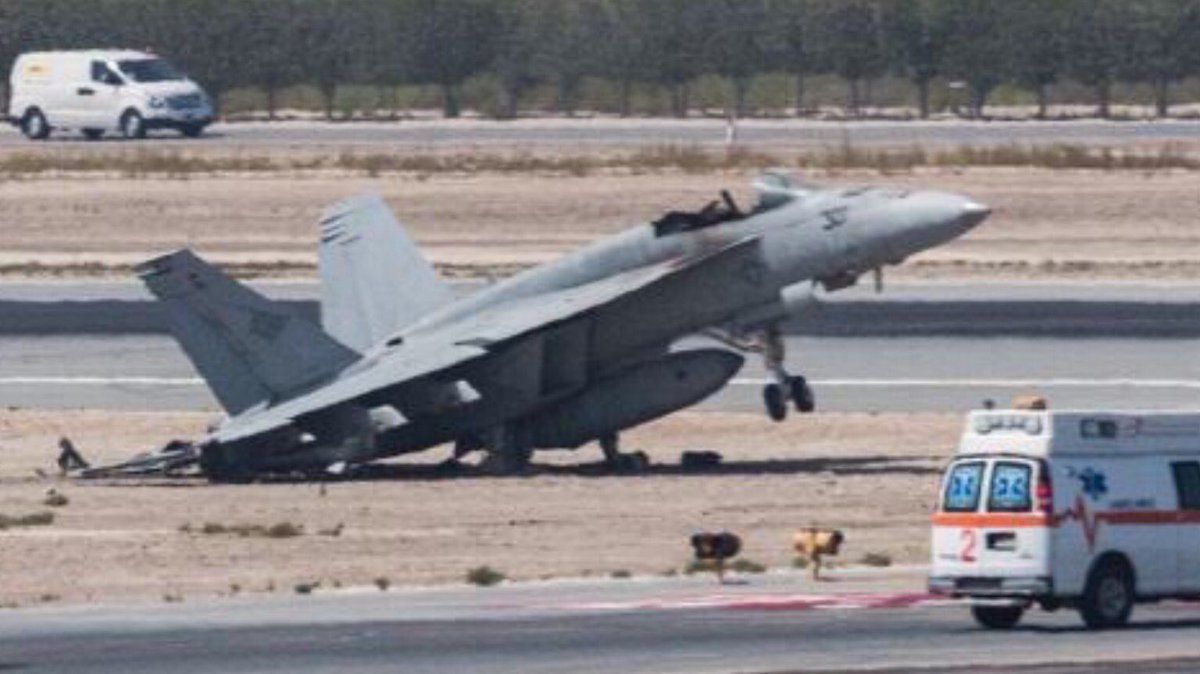 Avión de combate estadounidense sufre accidente en aeropuerto de Bahréin Avión de combate estadounidense sufre accidente en aeropuerto de Bahréin