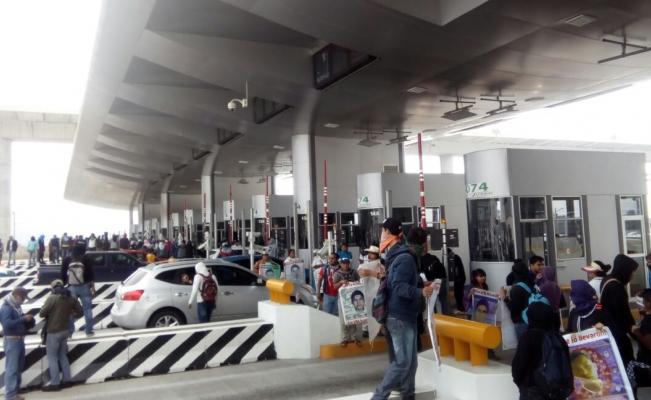 Movimiento de los 43 toma la caseta de Tlalpan