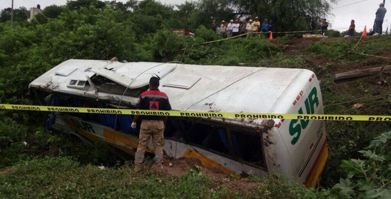 Muere mujer tras caer autobús a barranco en Guerrero