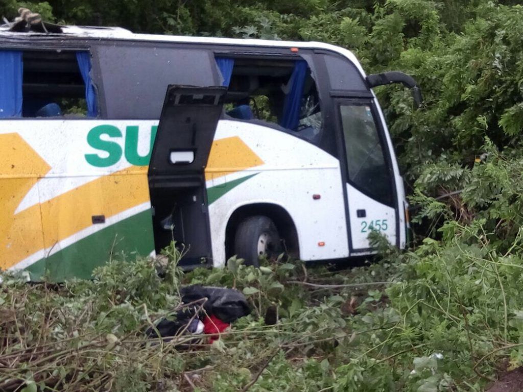 Muere mujer tras caer autobús a barranco en Guerrero - barranco-guerrero2-1024x768