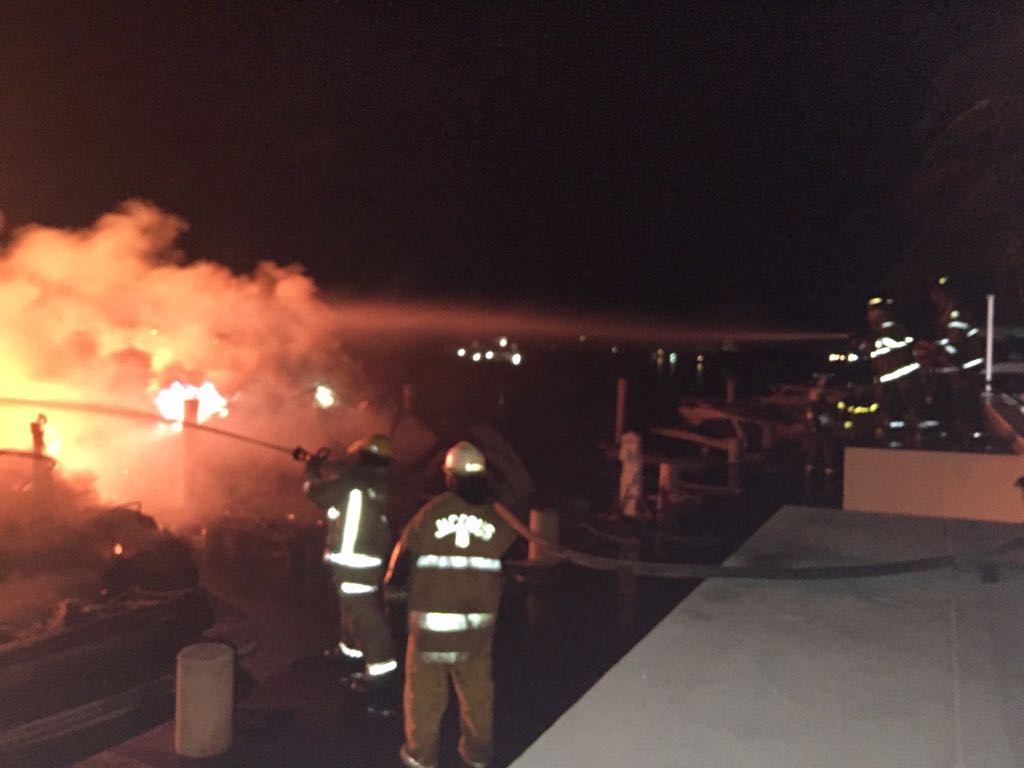Se incendia yate en Cancún - bomberos-cancun-quinto-poder