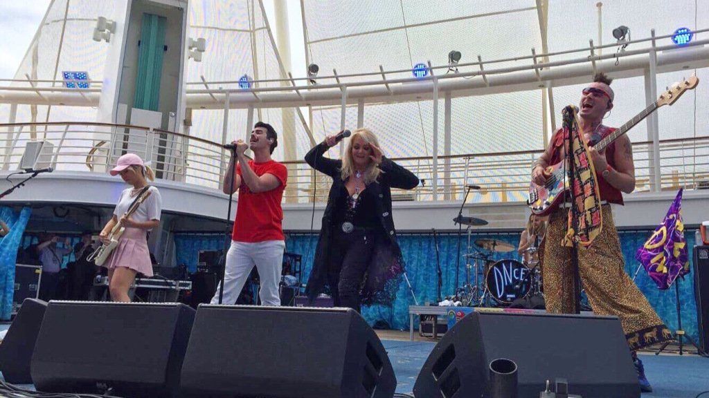 #Video Bonnie Tyler y DNCE cantan ‘Total Eclipse of the Heart’ durante eclipse