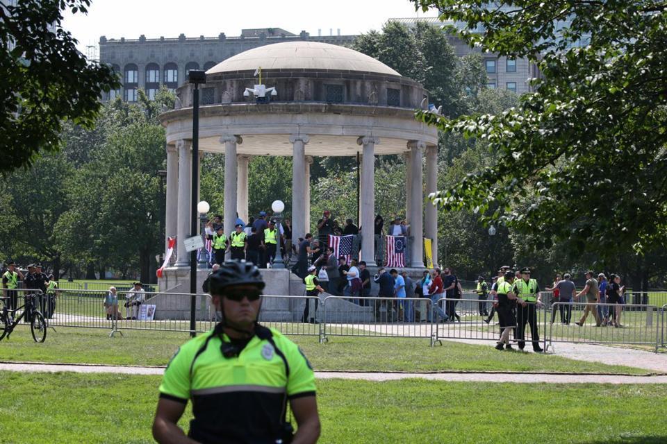 "¡No en Boston!", más de 40 mil marchan en contra del racismo - boston-5