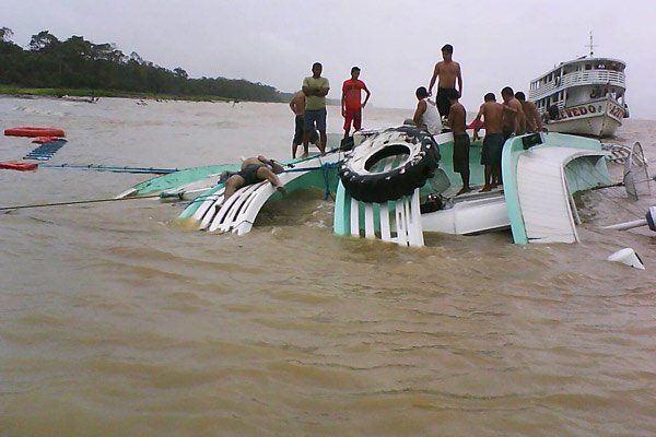 Naufragio en Brasil deja al menos 22 muertos - brasil-naufragio