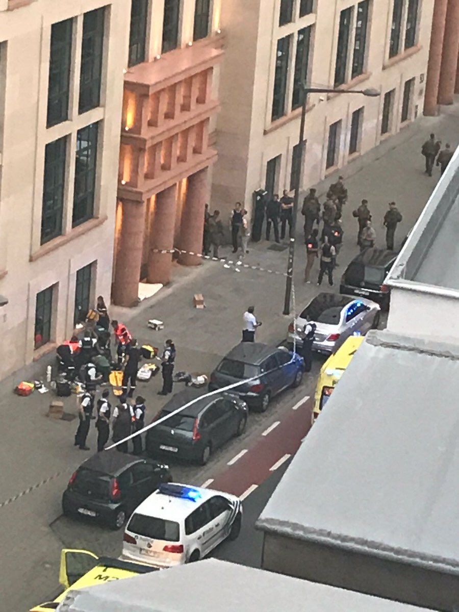 Hombre apuñala a militares en Bélgica - bruselas1