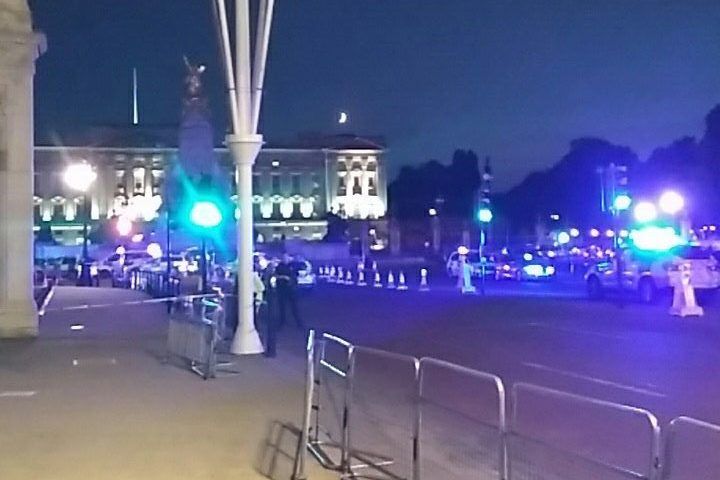 Hombre agrede con espada a policías en Londres