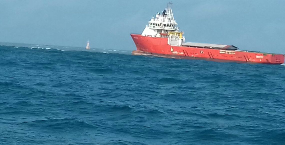 Buque encalla en arrecife de Veracruz