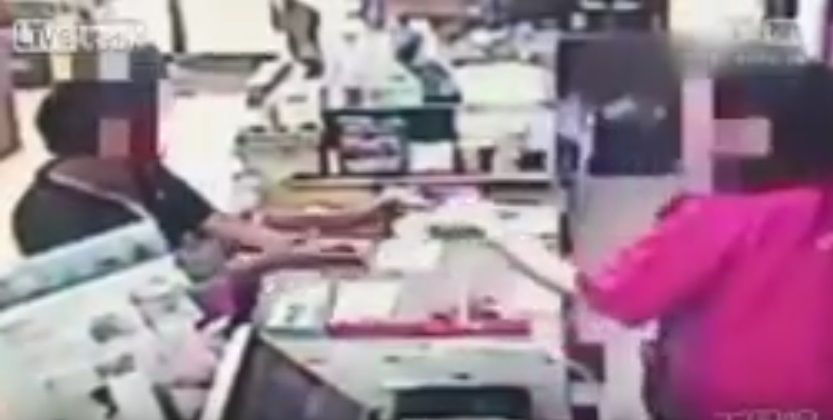 #Viral Cajera quita pistola a asaltante en China