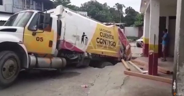 Cae camión de basura en socavón en Acapulco