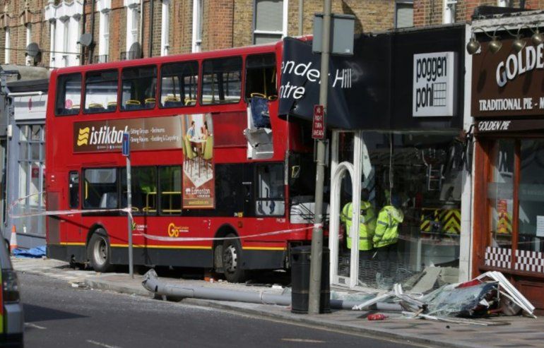 Choque de autobús de dos pisos deja 10 heridos en Londres - camion-londres