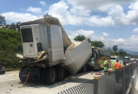Choque de autobús contra tráiler deja 13 heridos
