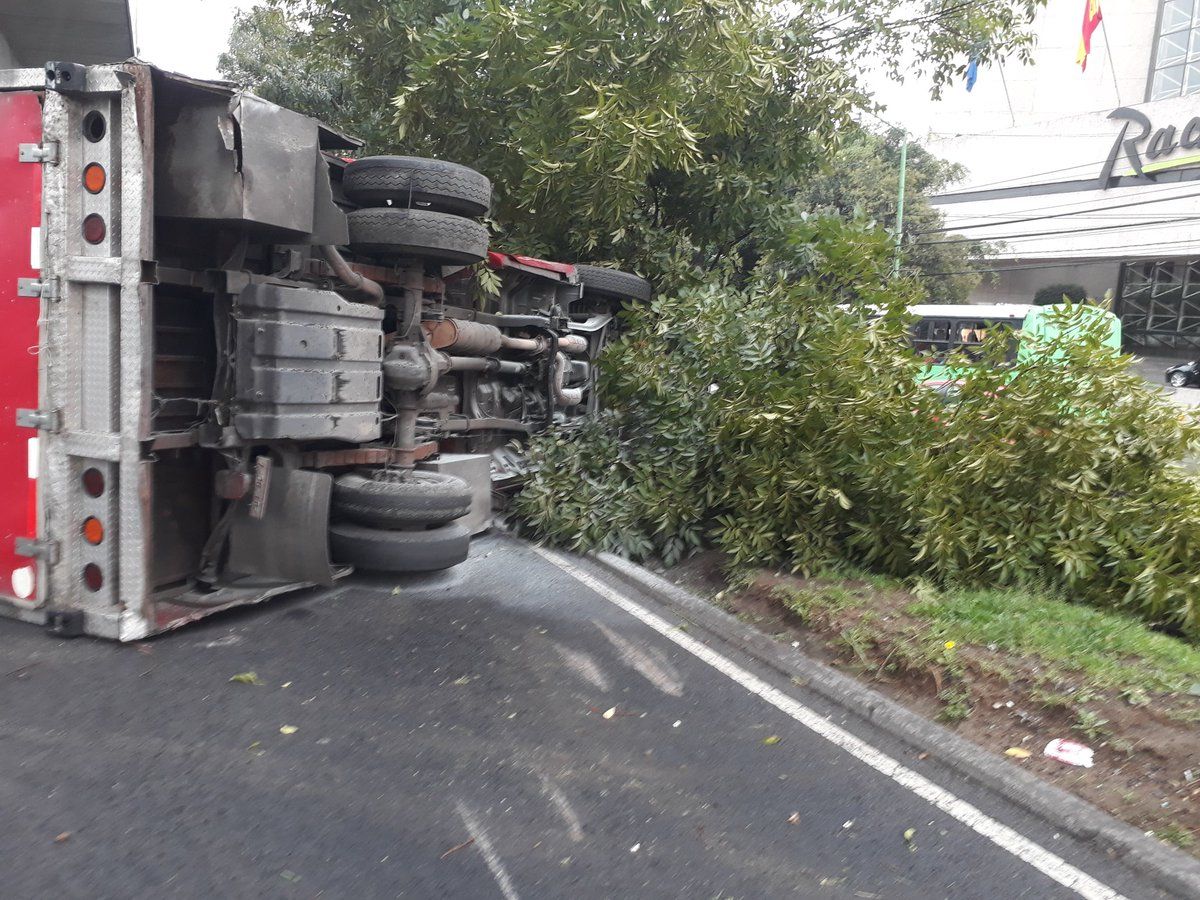 Vuelca camión en Periférico Sur - camion-periferico