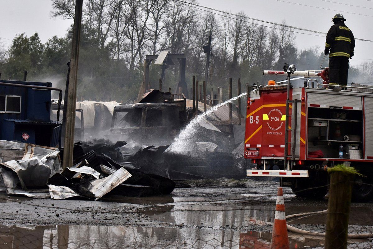 Desconocidos incendian 29 camiones en Chile - camiones-chile-23