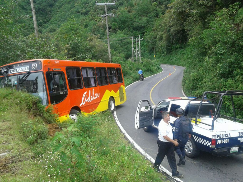 Camión sale del camino en Veracruz