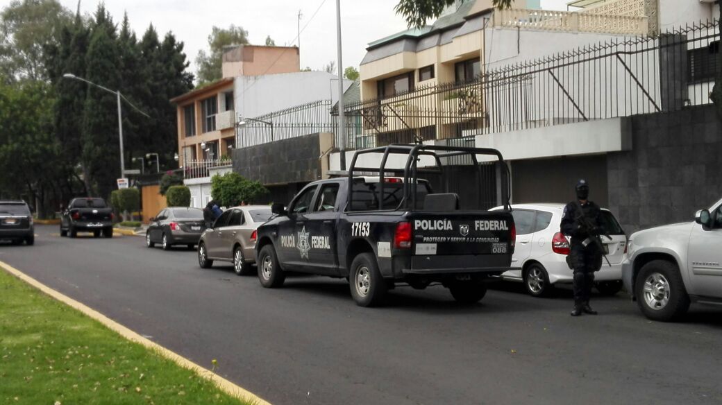 Detienen a dos en cateo de casa en Coyoacán Detienen a dos en cateo de casa en Coyoacán