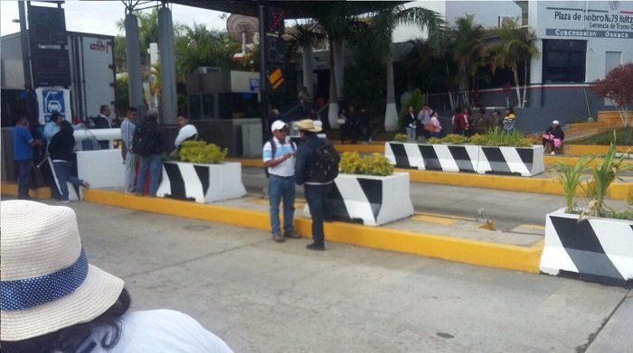 CNTE toma caseta de peaje en Oaxaca