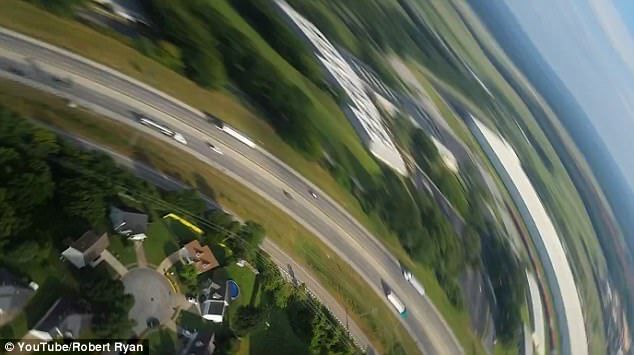 #Video Cae celular más de 300 metros sin sufrir daños