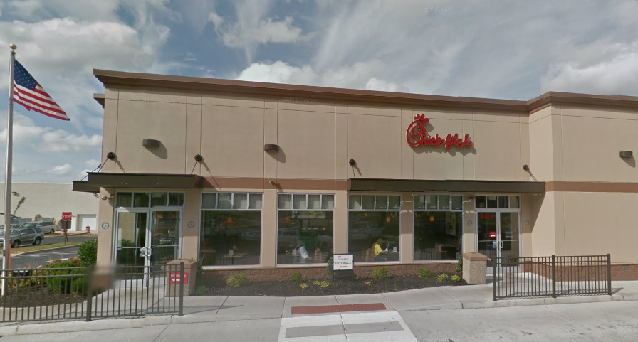 Encuentra rata incrustada en hamburguesa