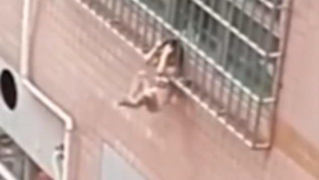 #Video Niño queda atrapado entre las rejas de una ventana