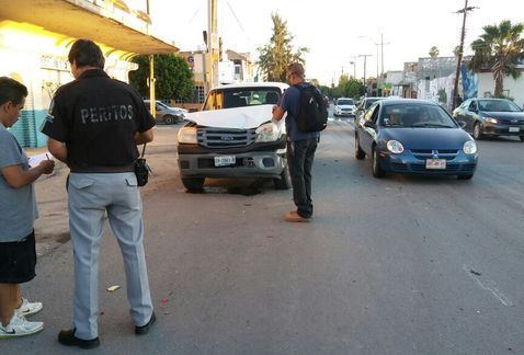 Camioneta saca a vehículo del camino en choque en Torreón - choque-camioneta-torreón