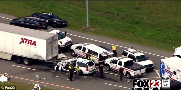 Mujer y tres niños mueren tras chocar con tráiler en Oklahoma - choque-camioneta-tráiler-tulsa