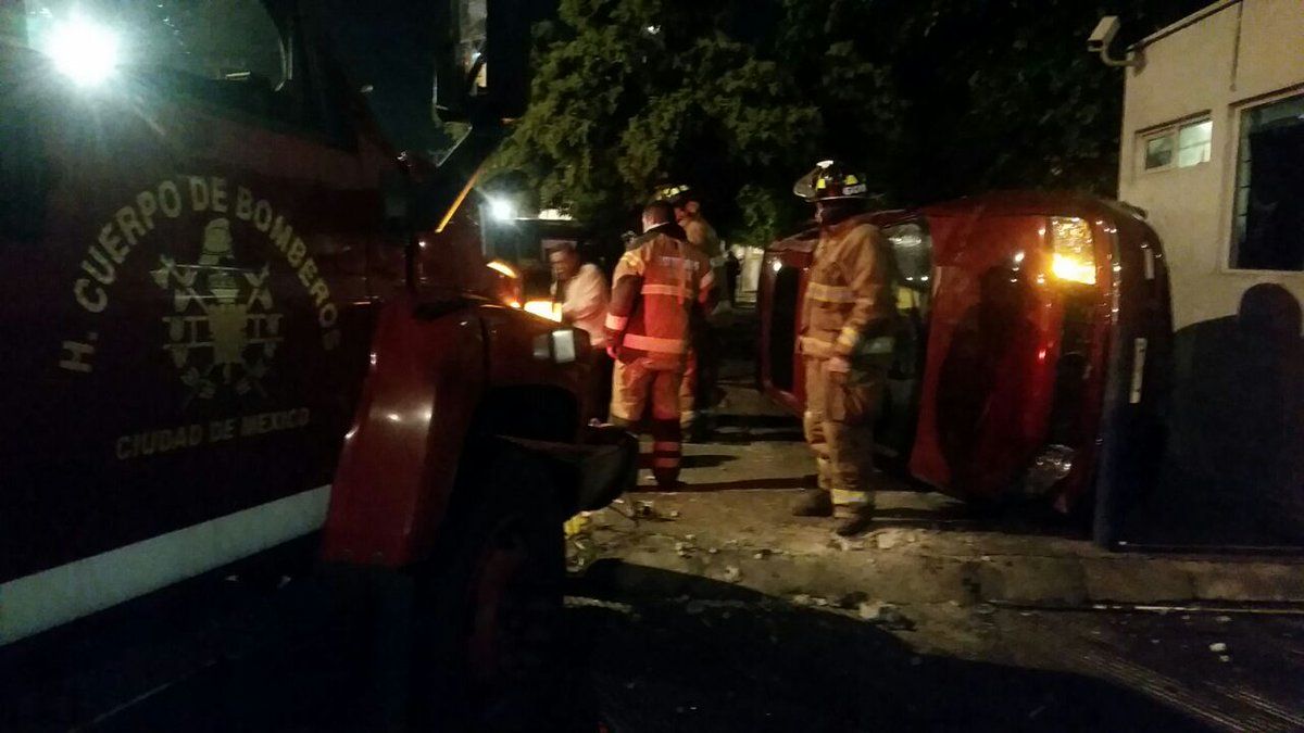 Auto choca contra camioneta en Coyoacán