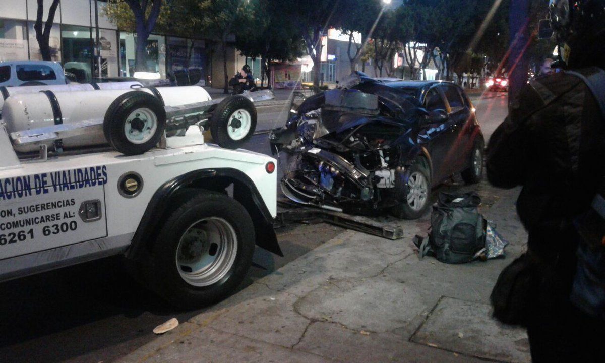 Choque deja una mujer lesionada en Insurgentes Sur