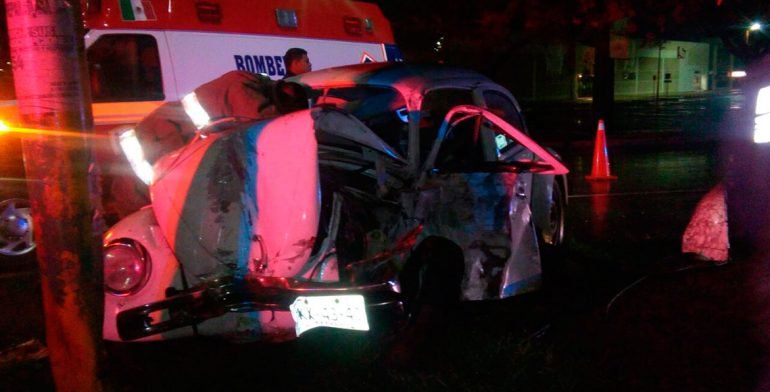 Muere tras chocar con un poste en Oaxaca Muere tras chocar con un poste en Oaxaca