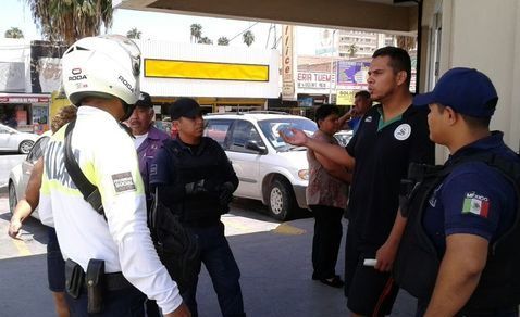 Sujeto intenta golpear a oficial de tránsito en Torreón