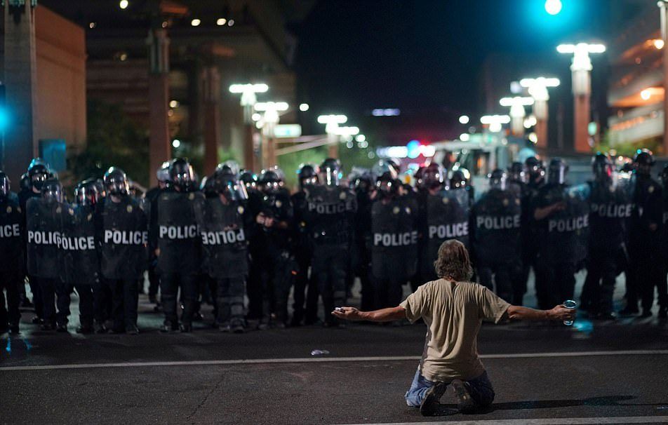 Manifestaciones contra Trump invaden Phoenix - clash-phoenix-e1503497939176