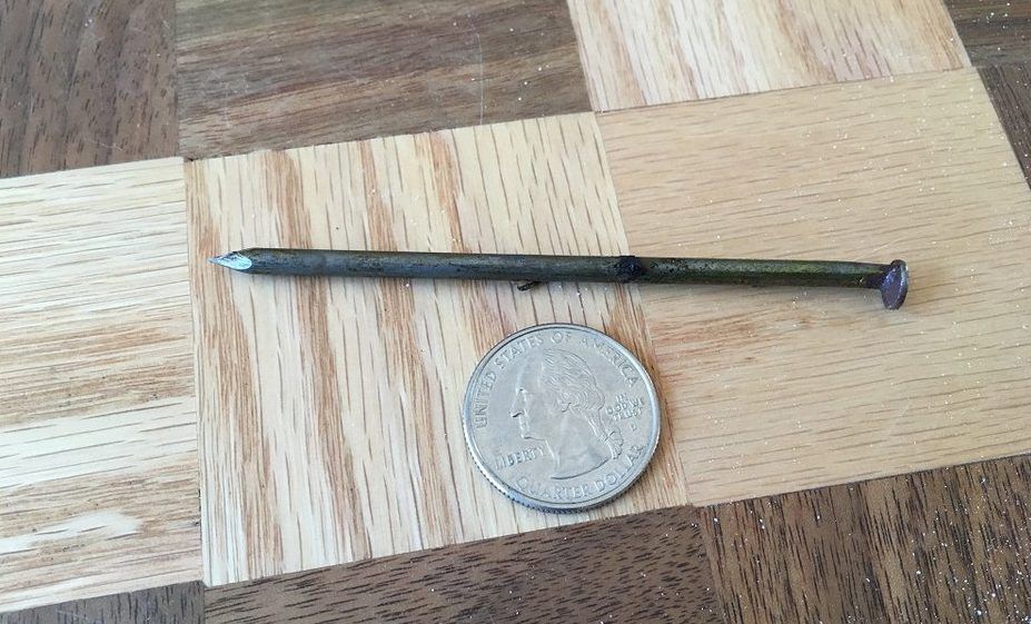 Hombre sobrevive disparo accidental de pistola de clavos