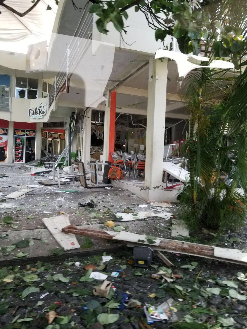 Explosión en centro comercial de Colima deja daños materiales - colima2