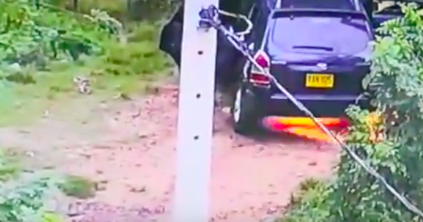 #Video Intentan asaltar vehículo de seguridad en Colombia