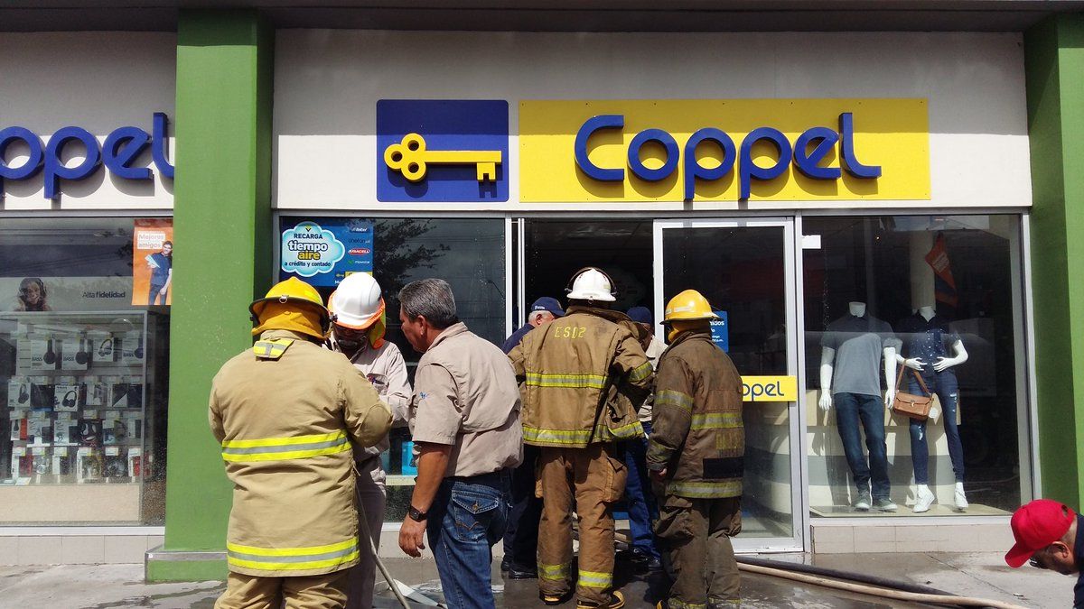 Incendio consume Coppel en Reynosa