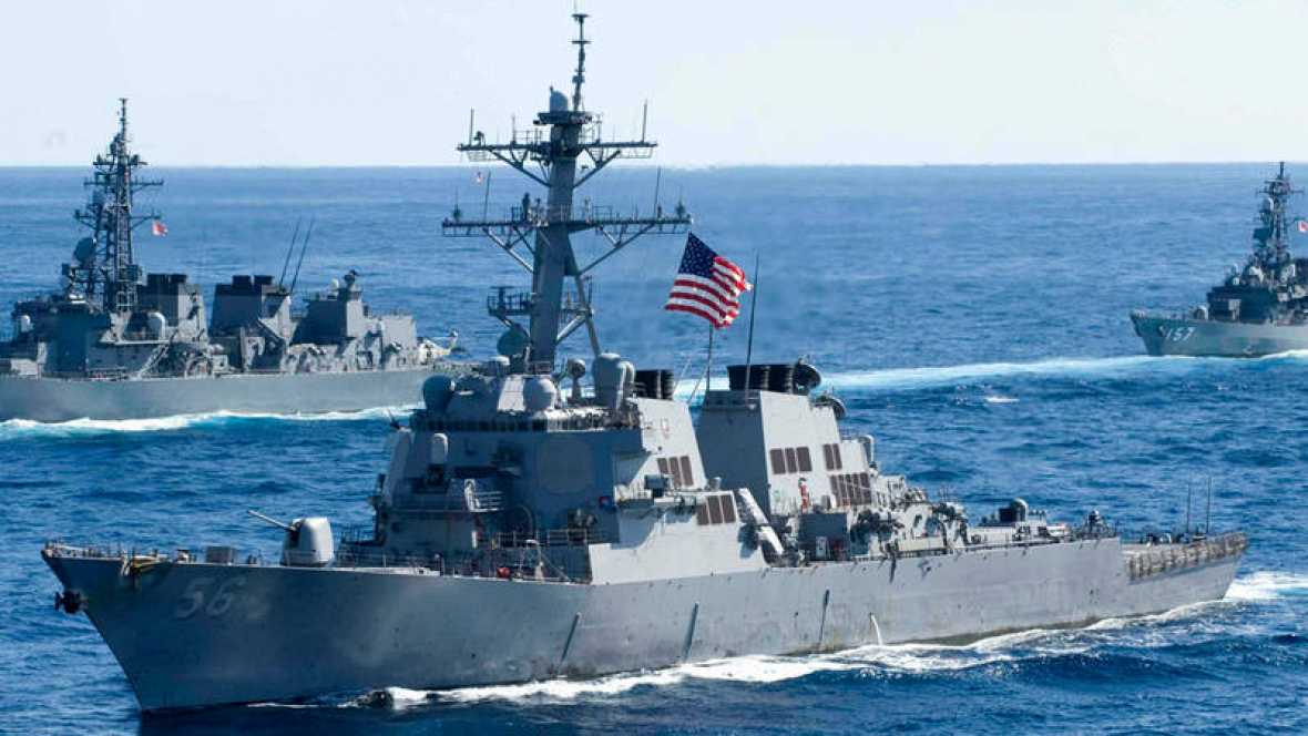 Destructor de misiles estadounidense choca contra buque en Singapur