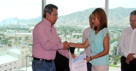 Entregan seguro de vida a deudos de los cincos policías muertos de Torreón