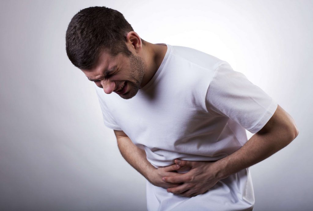 ¿Cómo prevenir la gastritis y la colitis? - dolor-de-estomago-hombre-1-1024x690