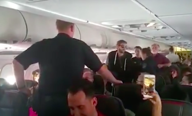 #Video Hombre intenta abrir puerta en pleno vuelo