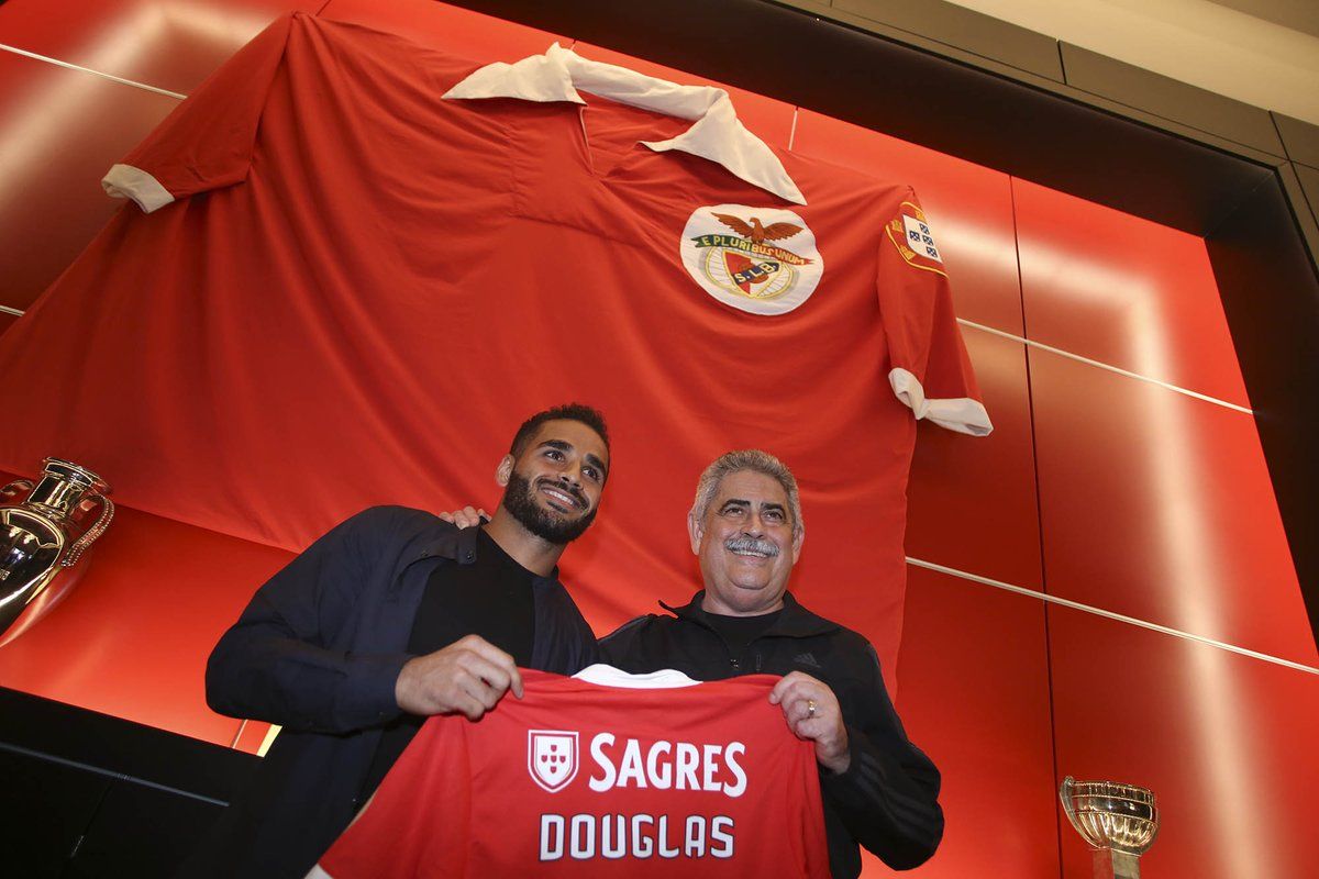 Douglas llega al Benfica a préstamo