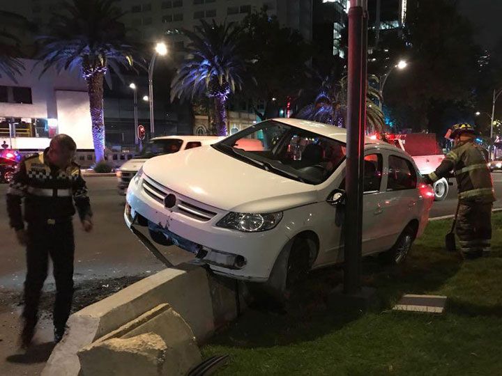 Conductor ebrio choca contra glorieta de la Palma