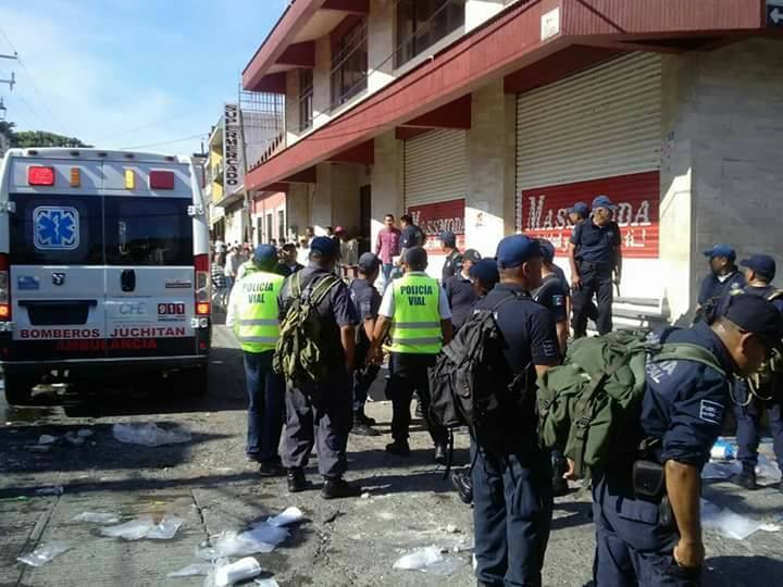 Pelea entre policías y mototaxistas en Oaxaca deja varios lesionados - enfrentamiento-juchitán