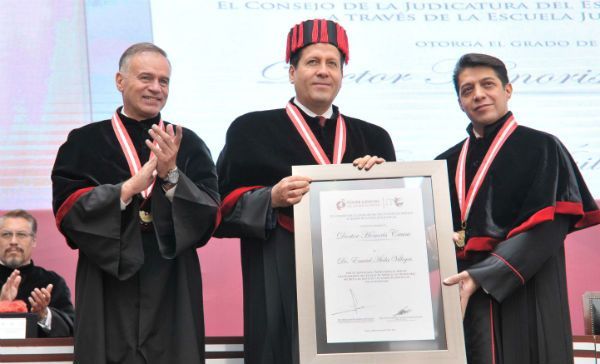 Eruviel Ávila recibe doctorado Honoris Causa por labores humanistas
