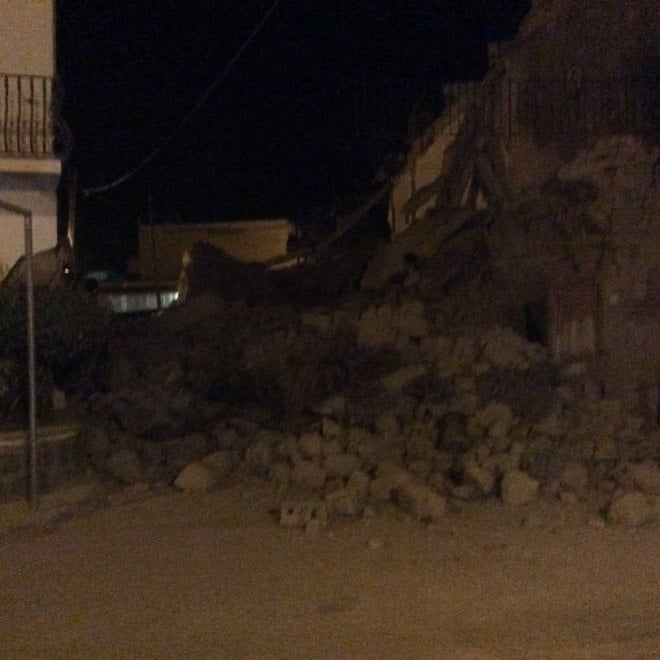 Rescatan a tres niños tras sismo en Italia - escombros-italia