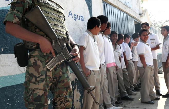 Sin clases 11 escuelas en Guerrero por falta de maestros - escuelas-soldados