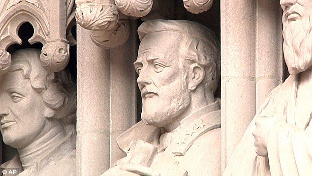 Universidad de Duke retira estatua tras polémica