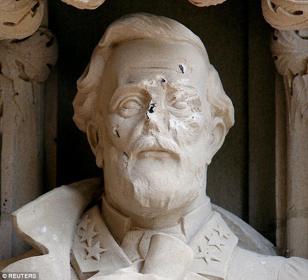 Universidad de Duke retira estatua tras polémica - estatua-carolina-del-norte1